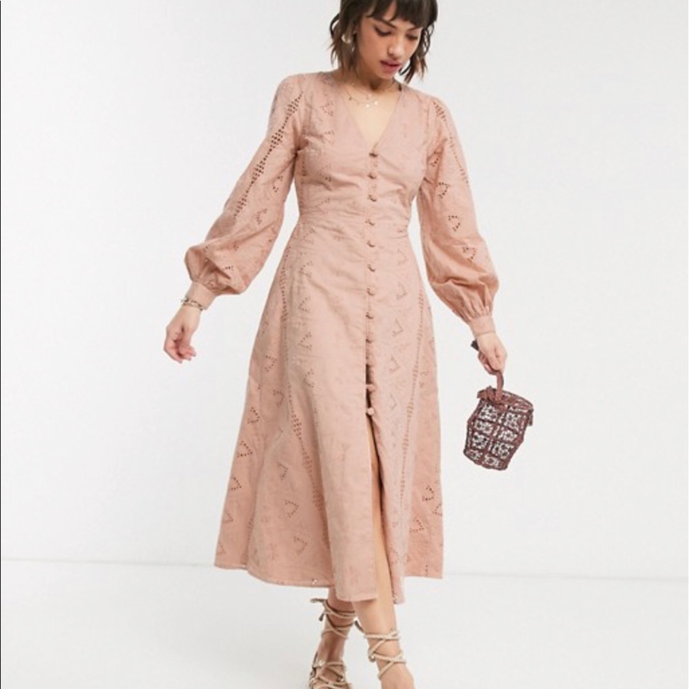 ABSOLUTELY GORGEOUS EYELET DRESS🌸💗